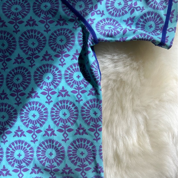 Tea Collection rash guard size 8 - Picture 2 of 3